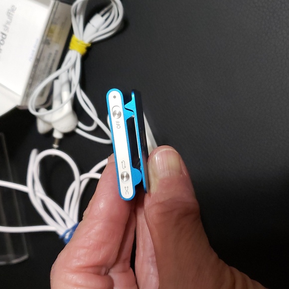 Apple iPod Shuffle 1GB Turquoise Blue Docking Charger Earphones - Picture 4 of 8